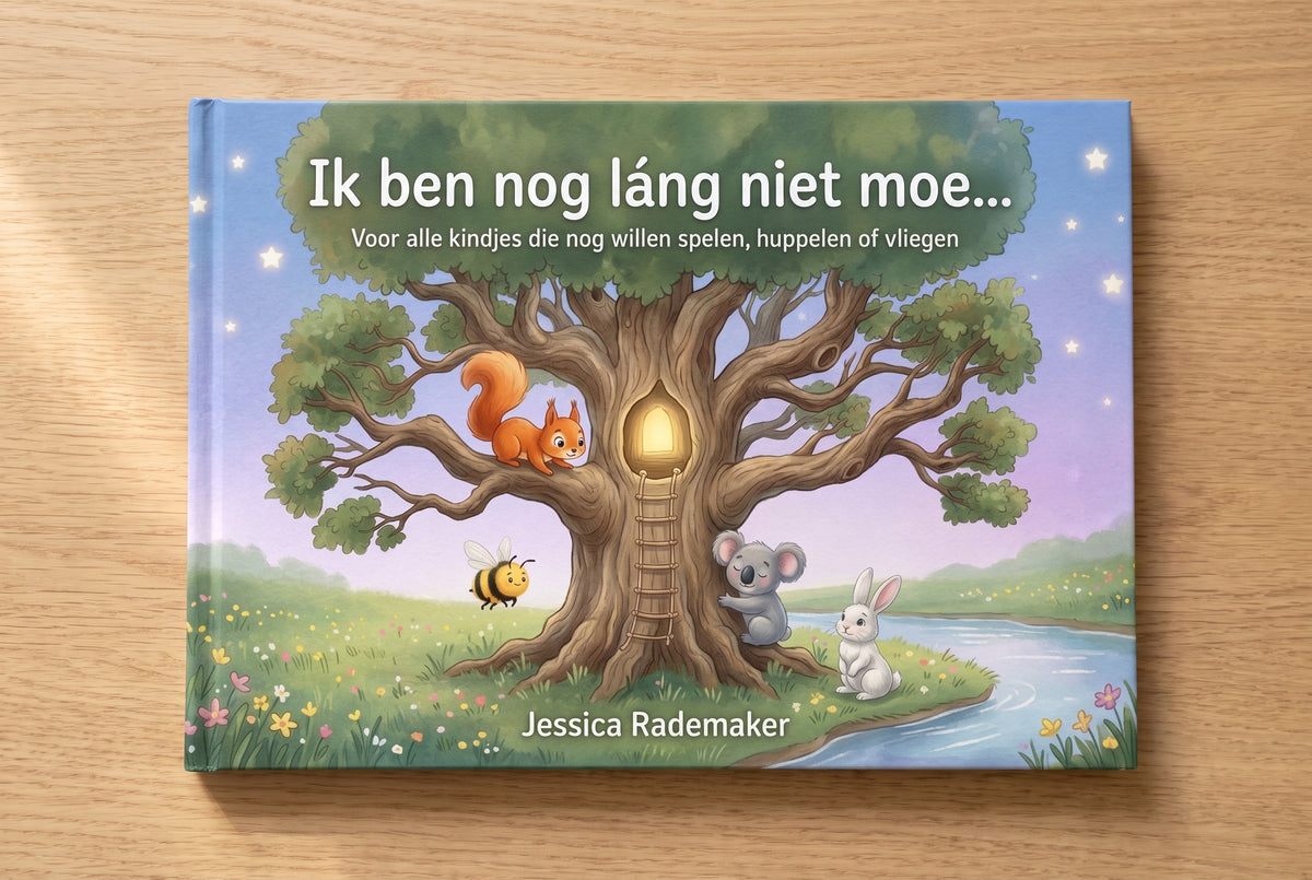 Voorplat van kinderboek Ik ben nog láng niet moe... met een boom, eekhoorn, bij, koala en konijn bij een rivier