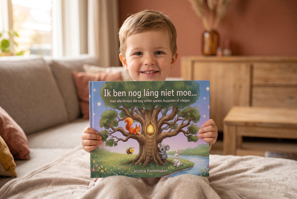 Kind houdt het kinderboek Ik ben nog láng niet moe... van Jessica Rademaker vast, voorkant met boom en dieren