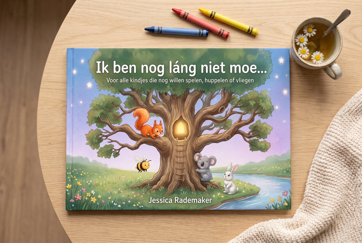 Voorplat van het kinderboek 'Ik ben nog láng niet moe...' met een boom, eekhoorn, bij, koala en konijn in een avondlandschap